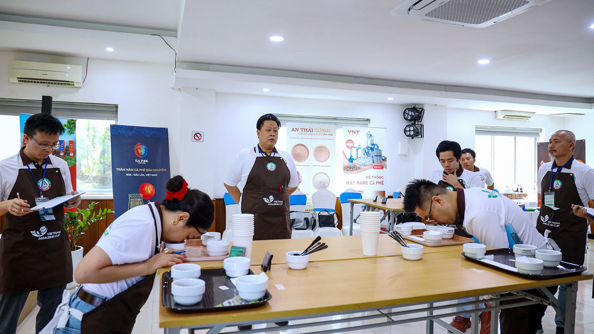 Cupping - phương pháp đánh giá chất lượng cà phê theo quy trình chuẩn, được chuyên gia trên toàn thế giới sử dụng.