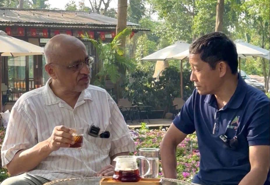 Dr. Manuel Diaz P. trao đổi chuyên môn cùng đại diện Aeroco Coffee Farm bên tách cà phê pour-over - một trong những khoảnh khắc kết nối kiến thức và kinh nghiệm xuyên suốt hành trình hợp tác đào tạo.