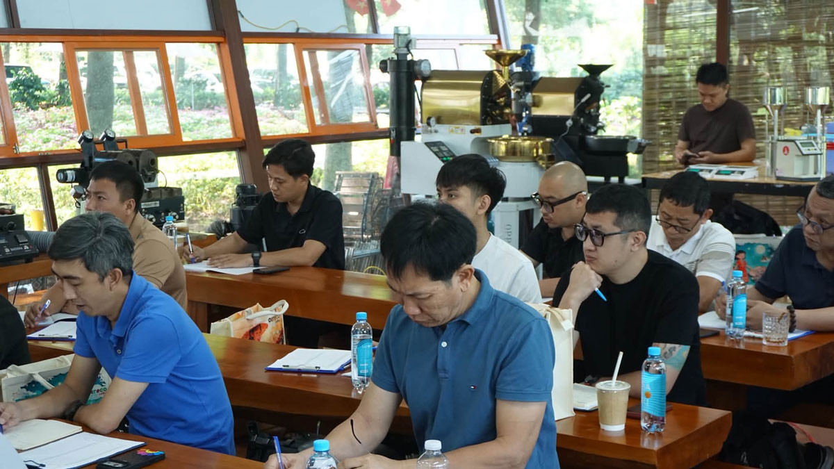Học viên ghi chép, theo dõi bài giảng.