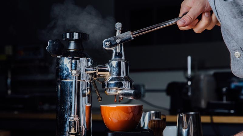 Sự khác biệt giữa cà phê pha máy và cà phê pha phin