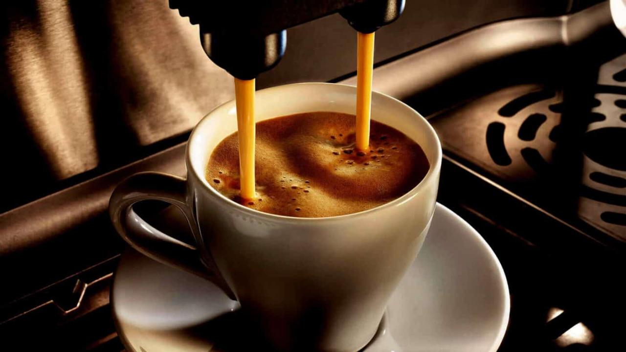 Cà phê ngon nên pha máy hay pha phin?