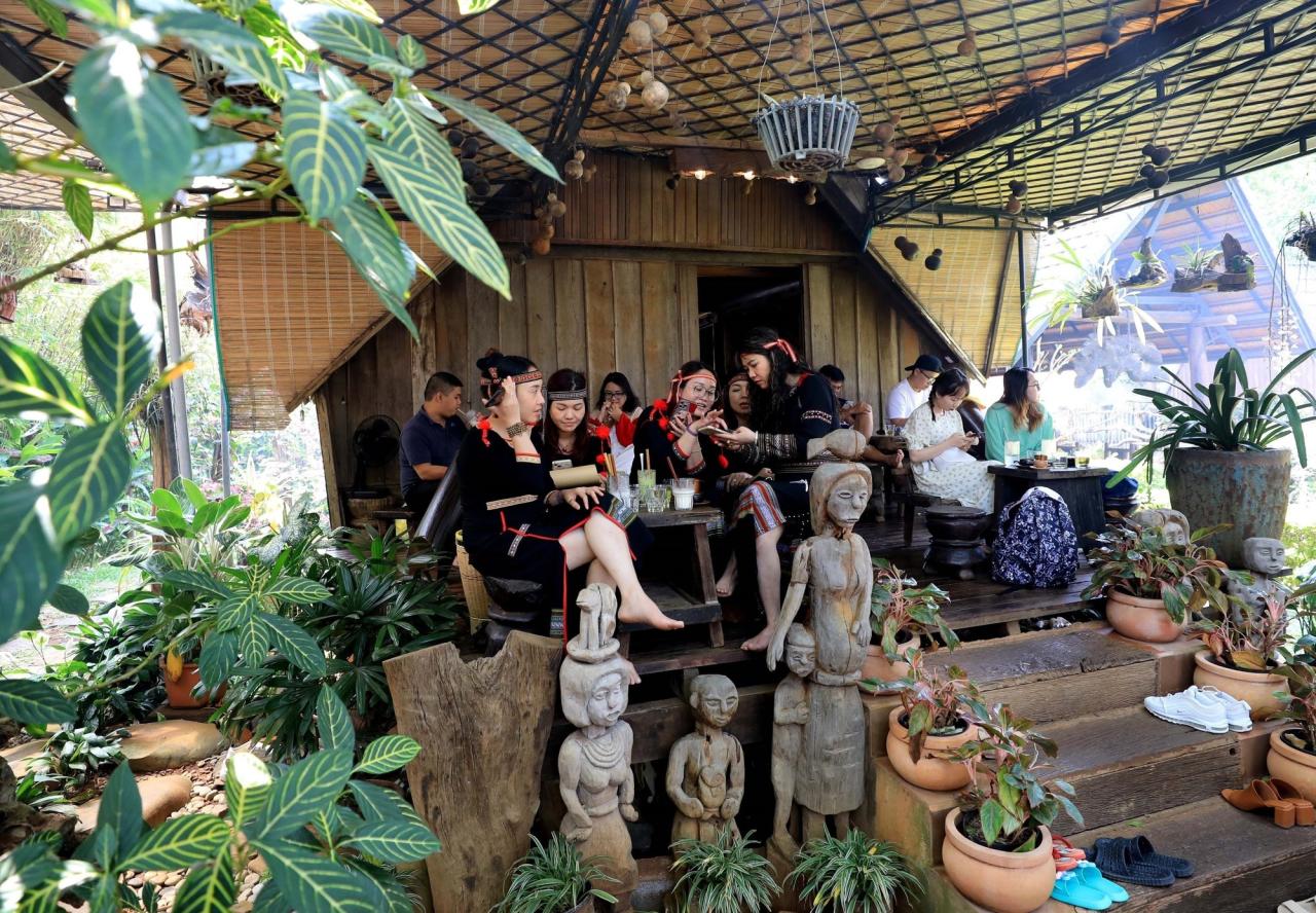 Những quán cà phê với không gian truyền thống giúp du khách thưởng thức, tìm hiểu sâu về cà phê cũng như đời sống văn hóa của người dân bản địa. Ảnh: Nhật Anh