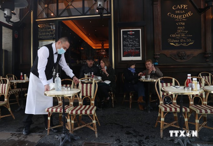 Người dân thưởng thức cà phê ở Paris, Pháp, ngày 19/5/2021. Ảnh: THX/ TTXVN