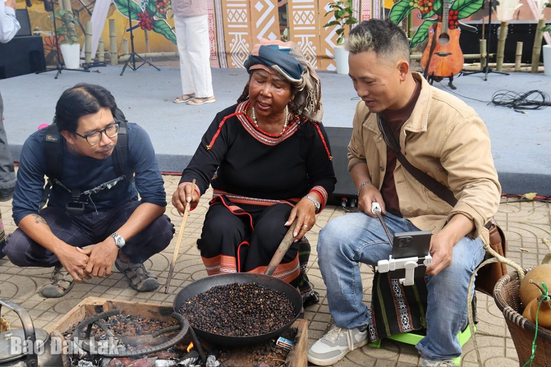 Thú vị trải nghiệm rang cà phê mộc Thú vị trải nghiệm rang cà phê mộc