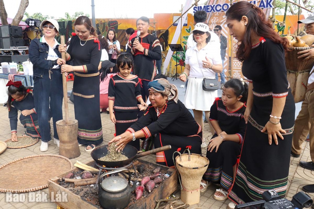 Thú vị trải nghiệm rang cà phê mộc Thú vị trải nghiệm rang cà phê mộc