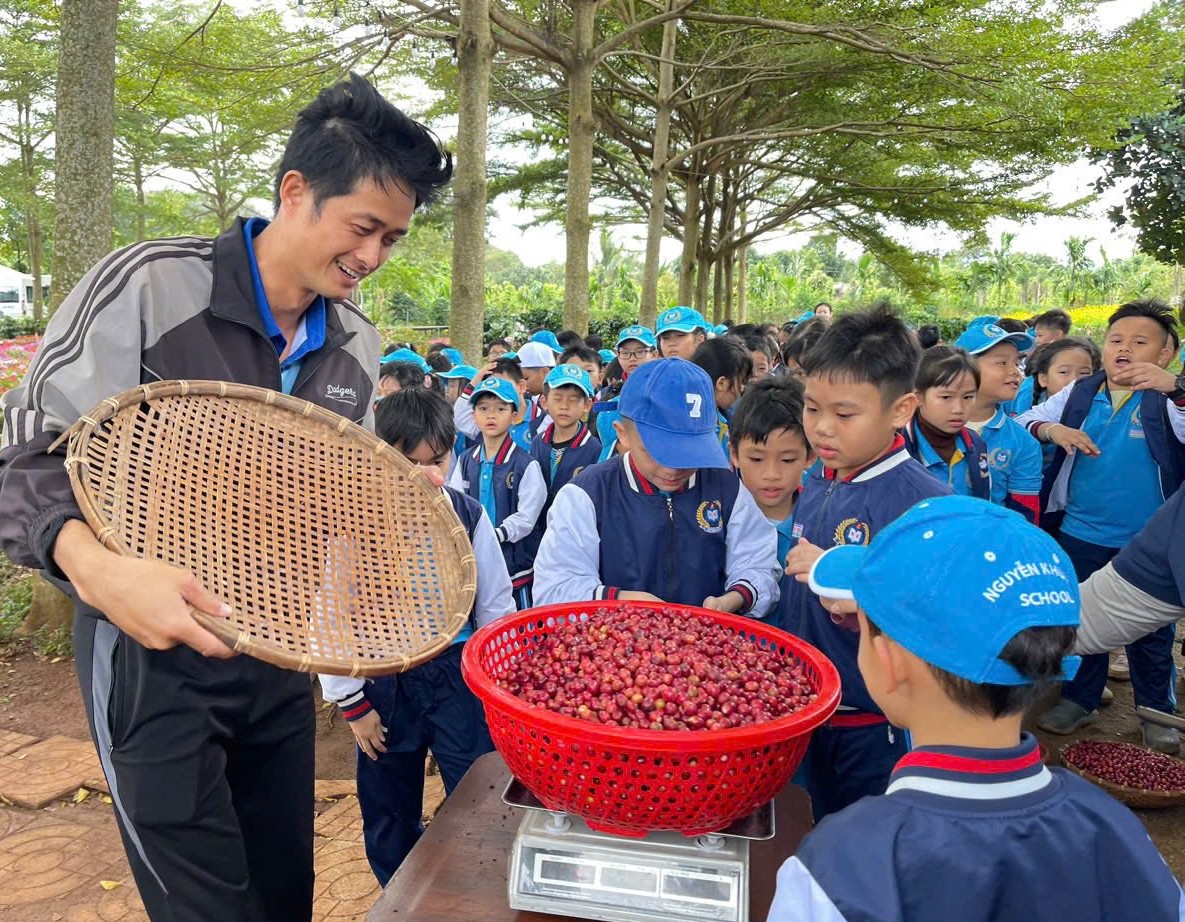 Buổi học đặc biệt của học sinh Đắk Lắk giữa mùa cà phê chín