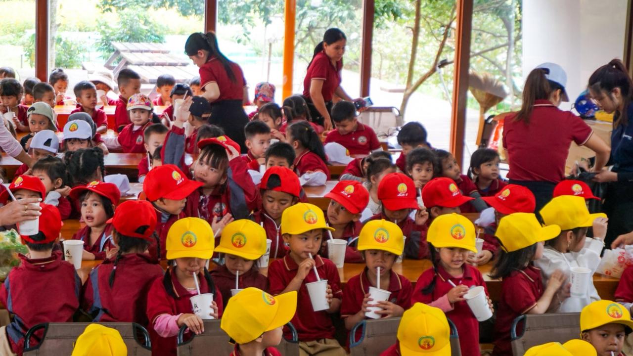 Buổi học đặc biệt của học sinh Đắk Lắk giữa mùa cà phê chín